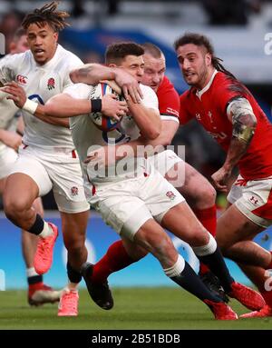 Le Ben Youngs de l'Angleterre est attaqué par Ken Owens du Pays de Galles lors du match Guinness Six Nations au stade de Twickenham à Londres. Banque D'Images