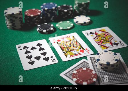 Des jetons de poker, cartes sur table verte. Casino jeu au concept. Banque D'Images