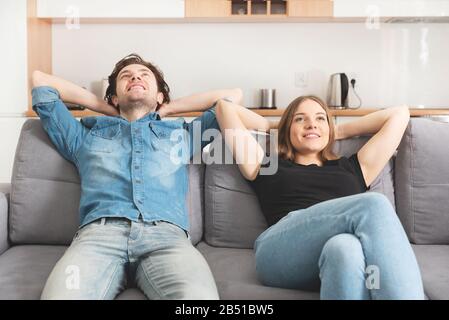 Jeune couple heureux dans la salle de séjour. Couple a acheté leur propre appartement Banque D'Images