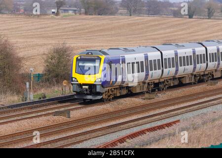 Un train de classe 195 ferroviaire britannique exploité par Northern Arriva à Colton Junction près de York, en direction de Blackpool North Banque D'Images