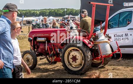 Auning, Danemark - 26 maj 2018 : ancien marché agricole d'Estrup, ancien tracteur ancien combattant Banque D'Images