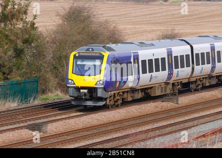 Un train de classe 195 ferroviaire britannique exploité par Northern Arriva à Colton Junction près de York, en direction de Blackpool North Banque D'Images