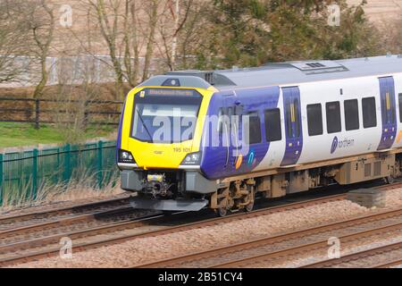 Un train de classe 195 ferroviaire britannique exploité par Northern Arriva à Colton Junction près de York, en direction de Blackpool North Banque D'Images