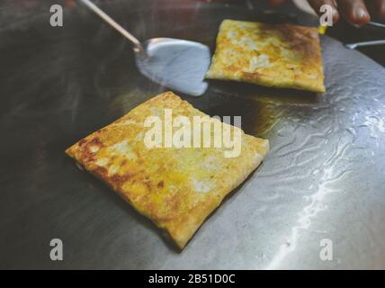 Cuisine indienne roti sucré snack sur la plaque de fer avec éclairage de nuit. Banque D'Images