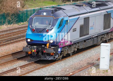 Un train britannique de classe 68 exploité par Transennine Express en passant par Colton Junction près de York Banque D'Images