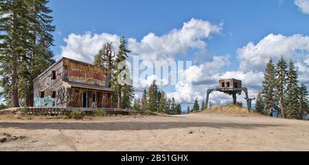 Graffiti, vestiges vandalisés de la station de ski d'Iron Mountain, magasin et billetterie, télésiège, établi au début de 1970 comme station de ski de Silver Basin. Banque D'Images