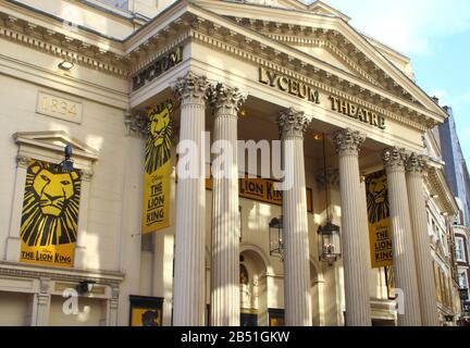 Le théâtre Lyceum de la rue Wellington accueille actuellement le Roi Lion dans la maison de théâtre de Londres - Le West End. Certaines des productions les plus célèbres au monde sont actuellement exécutées ici. Banque D'Images