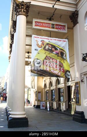 Le Théâtre Royal Haymarket abrite actuellement 'Uniquement des Fools et des chevauxs' dans la maison du Théâtre de Londres - Le West End. Certaines des productions les plus célèbres au monde sont actuellement exécutées ici. Banque D'Images