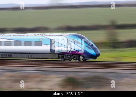 Un train britannique Azuma de classe 801, exploité par Transennine Express vu à Colton Junction près de York Banque D'Images