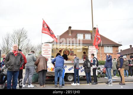 Londres, Royaume-Uni. 7 mars 2020. Fans à l'extérieur du stade lors du match de championnat Sky Bet entre Charlton Athletic et Middlesbrough à la Valley, Londres le samedi 7 mars 2020. (Crédit: Ivan Yordanov | MI News) la photographie ne peut être utilisée qu'à des fins de rédaction de journaux et/ou de magazines, licence requise à des fins commerciales crédit: Mi News & Sport /Alay Live News Banque D'Images