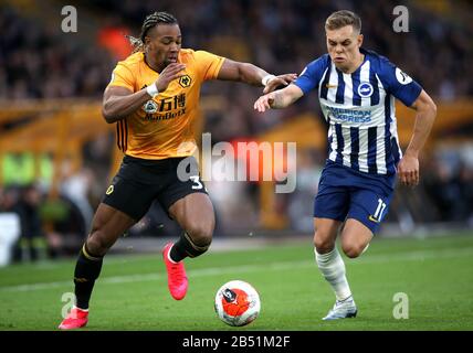 Adama Traore de Wolverhampton Wanderers (à gauche) et la bataille de Leandro Trossard de Hove Albion pour le ballon lors du match de la Premier League à Molineux, Wolverhampton. Banque D'Images