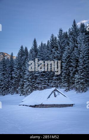 Superbe chalet en bois dans la montagne Tatra en hiver Banque D'Images