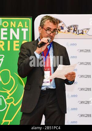 NIC Lowe Président de Judo NSW parle lors de la cérémonie d'ouverture de l'internationale 2020 Anytime Fitness Sydney International qui s'est tenue au Quaycenter, dans le parc olympique de Sydney. Banque D'Images