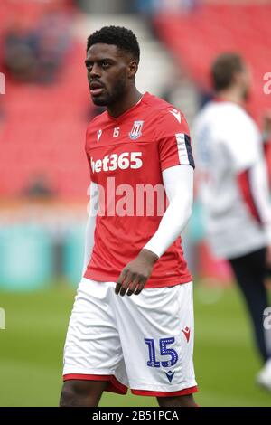 Stoke On Trent, Royaume-Uni. 7 mars 2020. Le défenseur de Stoke City Bruno Martins Indi (15) se réchauffe lors du match de championnat EFL Sky Bet entre Stoke City et Hull City au stade de la meilleure 365, Stoke-on-Trent, Angleterre, le 7 mars 2020. Photo De Jurek Biegus. Utilisation éditoriale uniquement, licence requise pour une utilisation commerciale. Aucune utilisation dans les Paris, les jeux ou une seule publication de club/ligue/joueur. Crédit: Uk Sports Pics Ltd/Alay Live News Banque D'Images