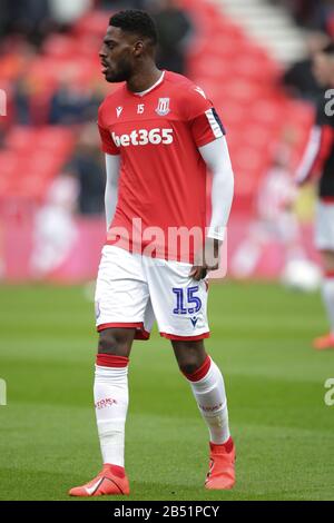 Stoke On Trent, Royaume-Uni. 7 mars 2020. Le défenseur de Stoke City Bruno Martins Indi (15) se réchauffe lors du match de championnat EFL Sky Bet entre Stoke City et Hull City au stade de la meilleure 365, Stoke-on-Trent, Angleterre, le 7 mars 2020. Photo De Jurek Biegus. Utilisation éditoriale uniquement, licence requise pour une utilisation commerciale. Aucune utilisation dans les Paris, les jeux ou une seule publication de club/ligue/joueur. Crédit: Uk Sports Pics Ltd/Alay Live News Banque D'Images