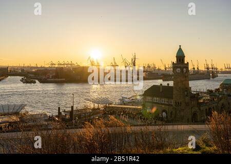 Landungsbrücken au coucher du soleil à Hambourg, allemagne Banque D'Images