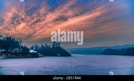 Beau coucher de soleil sur le château de Niedzica, Pologne en hiver Banque D'Images