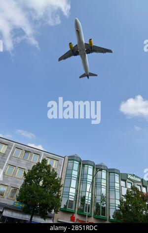 Flugzeug, Landeanflug, Kurt-Schumacher-Platz, Tegel, Berlin, Deutschland, Reinickendorf Banque D'Images