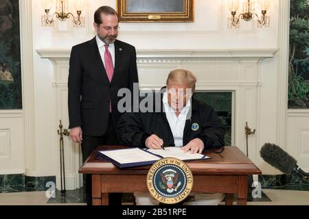 Washington, États-Unis D'Amérique. 06 mars 2020. Washington, États-Unis D'Amérique. 06 Mars 2020. Le président américain Donald Trump, accompagné du secrétaire à la Santé et aux Services humains Alex Azar, signe le projet de loi de financement du Congrès pour la réponse au coronavirus dans la salle d'accueil diplomatique de la Maison Blanche le 6 mars 2020 à Washington, DC.Credit: TIA Dufour/White House photo/Alay Live News Banque D'Images