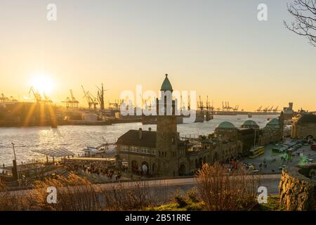 Landungsbrücken au coucher du soleil à Hambourg, allemagne Banque D'Images