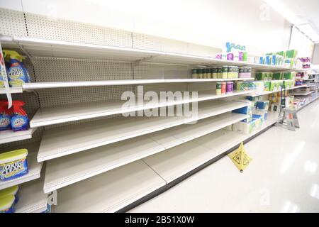 Springfield, va, États-Unis. 7 mars 2020. Le magasin local Target dans la zone de la DRC, dépourvu de fournitures de nettoyage et de désinfection, et laissé avec des étagères vides à mesure que la peur de la croissance de COVID-19 (le coronavirus) rapporte une augmentation le 7 mars 2020 à Springfield, en Virginie. Crédit: Mpi34/Media Punch/Alay Live News Banque D'Images