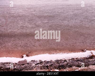 Lac de Joux (lac Joux) dans la Vallée de Joux dans le Canton de Vaud, Suisse. L'eau du lac près de la rive est gelée. Banque D'Images