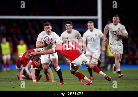 Ben Youngs, de l'Angleterre, est à la Rhys Webb du Pays de Galles pendant le match Guinness Six Nations au stade de Twickenham à Londres. Banque D'Images