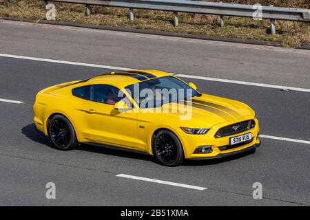 2018 jaune Ford Mustang GT Auto; circulation automobile britannique, transport, véhicules modernes, berline, véhicules, véhicules, routes, moteurs, automobile vers le sud sur l'autoroute Banque D'Images