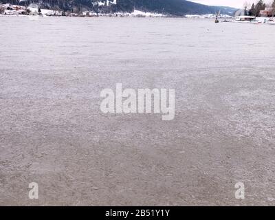 Lac de Joux (lac Joux) dans la Vallée de Joux dans le Canton de Vaud, Suisse. L'eau dans le lac est gelée. Banque D'Images