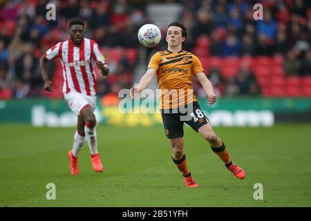 Stoke On Trent, Royaume-Uni. 7 mars 2020. Le milieu de terrain de Hull City, George Honeyman (18), contrôle le ballon comme le défenseur de Stoke City, Bruno Martins Indi (15), se présente lors du match du championnat EFL Sky Bet entre Stoke City et Hull City au stade bet365, Stoke-on-Trent, Angleterre, le 7 mars 2020. Photo De Jurek Biegus. Utilisation éditoriale uniquement, licence requise pour une utilisation commerciale. Aucune utilisation dans les Paris, les jeux ou une seule publication de club/ligue/joueur. Crédit: Uk Sports Pics Ltd/Alay Live News Banque D'Images