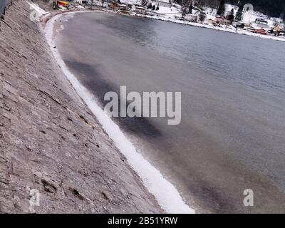 Lac de Joux (lac Joux) dans la Vallée de Joux dans le Canton de Vaud, Suisse. L'eau du lac près de la rive est gelée. Banque D'Images