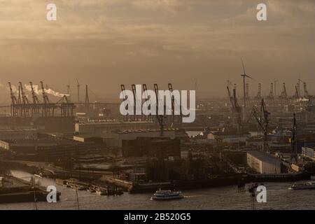 les grues du port de hambourg ressemblent à des girafes, en allemagne Banque D'Images