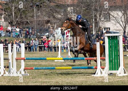 Sofia, Bulgarie - 03 mars 2020: Equestrian Pâques ou Todor jour en Bulgarie, policiers équitation chevaux en vacances. Saut à cheval. Banque D'Images