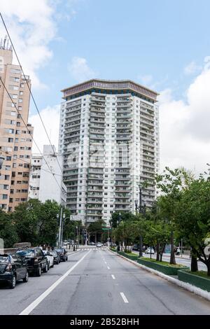 Sao PAULO, BRÉSIL - 01 MARS 2020: Photo verticale de la rue ordinaire dans la vieille ville de Sao Paulo, Brésil Banque D'Images