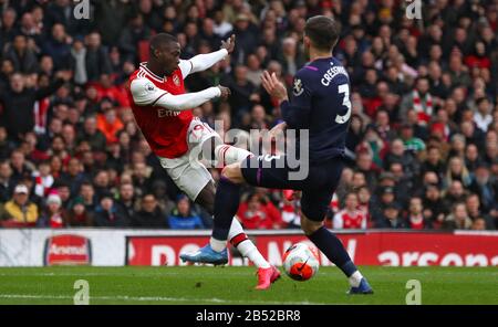 Nicolas Pepe d'Arsenal en action avec Aaron Cresswell de West Ham United lors du match de la Premier League au stade Emirates, à Londres. Banque D'Images