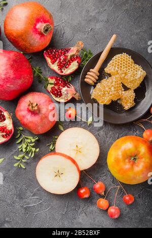 Rosh hashanah - concept de vacances juives du nouvel an. Symboles traditionnels: Pot de miel et pommes fraîches avec grenade et corne de shofar sur un nègre noir Banque D'Images