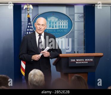 Washington, DC -19 OCTOBRE : le général John Kelly, Chef d'état-major de la Maison Blanche, s'adresse aux membres du corps de presse de la Maison Blanche, jeudi 19 octobre 2017, dans la salle d'information James S. Brady à la Maison Blanche à Washington, D.C., Disant qu’il était « stupéfié » et « brisé » à l’écoute des critiques adressées au président Donald J. Trump pour son appel téléphonique à la famille d’un Sgt de l’armée américaine, tué récemment au Niger. Le général Kelly a également déclaré qu'il se sentait fâché et frustré de la façon dont la question est devenue politisée. Population : Donald Trump, Rejoint Par Le Vice-Président Mike Pence Banque D'Images