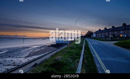 Lepe, Royaume-Uni - 26 février 2020: Coucher de soleil à West Lepe sur les rives du Solent et dans le parc national de la Nouvelle forêt, Royaume-Uni Banque D'Images