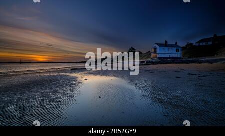 Lepe, Royaume-Uni - 26 février 2020: Coucher de soleil à West Lepe sur les rives du Solent et dans le parc national de la Nouvelle forêt, Royaume-Uni Banque D'Images