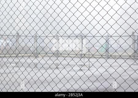 Filet de clôture sur fond de terrain de jeu pour les jeux dans le brouillard Banque D'Images