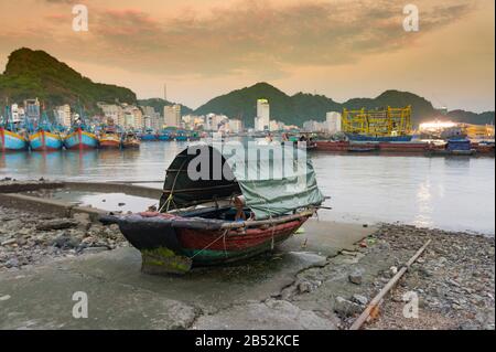 Cat Ba Island, Vietnam 17 Octobre 2019. Bateau de pêche traditionnel vietnamien dans le port. Photo au coucher du soleil Banque D'Images