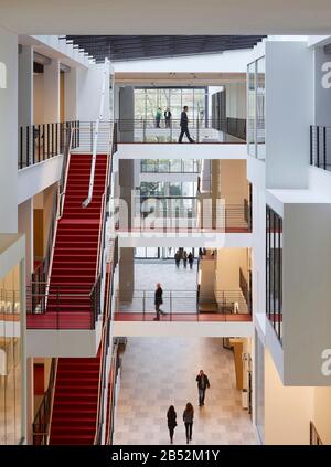Atrium pleine hauteur avec ponts intérieurs et escaliers. Frankfurt School of Finance and Management, Francfort-sur-le-Main, Allemagne. Architecte: Hennin Banque D'Images