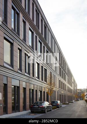 Perspective de façade. Frankfurt School of Finance and Management, Francfort-sur-le-Main, Allemagne. Architecte: Henning Larsen, 2017. Banque D'Images