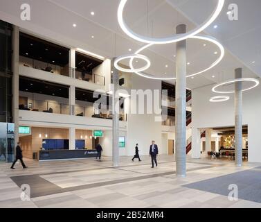 Hall d'entrée avec bureau principal. Frankfurt School of Finance and Management, Francfort-sur-le-Main, Allemagne. Architecte: Henning Larsen, 2017. Banque D'Images