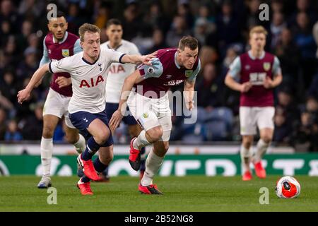 Burnley, Royaume-Uni. 7 mars 2020. Oliver Skipp de Tottenham Hotspur et Chris Wood de Burnley lors du match de la Premier League entre Burnley et Tottenham Hotspur à Turf Moor le 7 mars 2020 à Burnley, en Angleterre. (Photo de Daniel Chesterton/phcimages.com) crédit : Images PHC/Alay Live News Banque D'Images