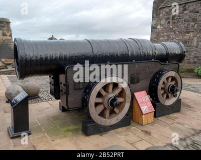 Mons Meg est un bombardier médiéval, un type de canon, situé au château d'Édimbourg en Écosse. Banque D'Images