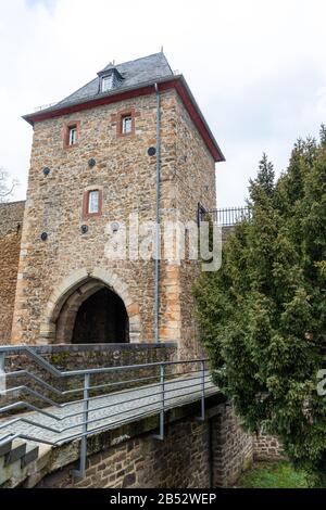 Sentier le long du mur historique de la ville et de la tour à Bad Muenstereifel, en Allemagne Banque D'Images