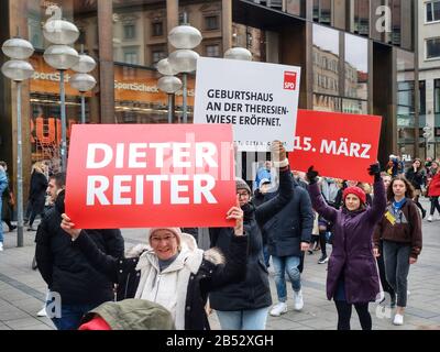 Munich, Bavière, Allemagne. 7 mars 2020. Les membres du Parti SPD de Munich ont créé une chaîne de campagne à travers le centre-ville pour la réélection du populaire Dieter Reiter. Crédit: Sachelle Babbar/Zuma Wire/Alay Live News Banque D'Images