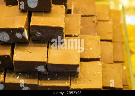 Bonbons au chocolat derrière la fenêtre de la boutique. Banque D'Images