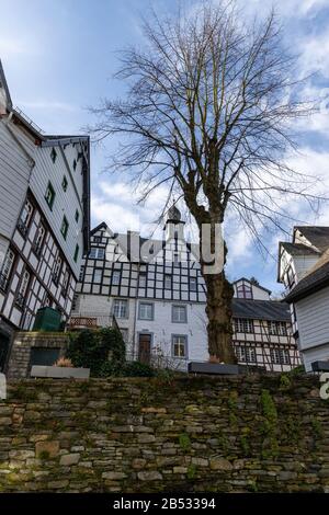 Vue sur les maisons à colombages, les murs en pierre et les arbres de Monschau, Eifel, Allemagne Banque D'Images